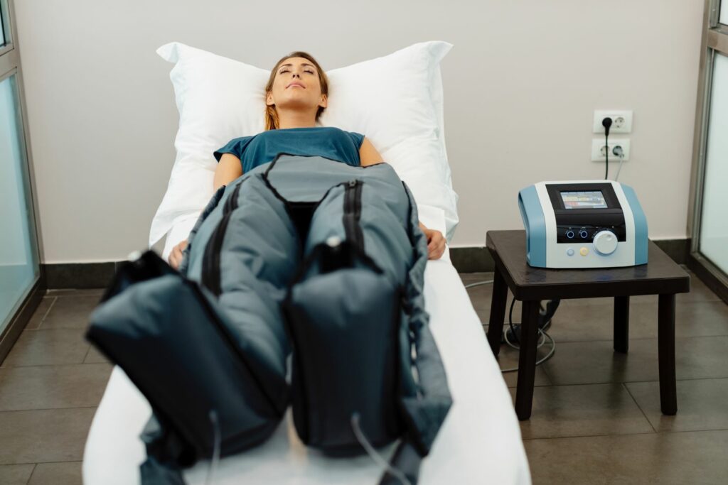 femme-faisant-de-la-pressotherapie-1024x683 Séance de pressothérapie pour les jambes